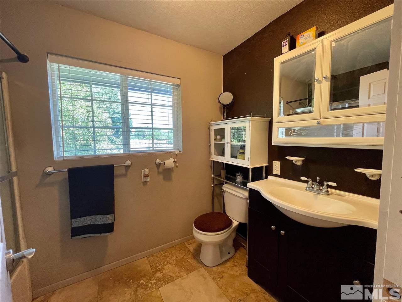 814 McLean Road Fallon, NV 89406 - Photo 17 of 40 a bathroom with a sink and a mirror