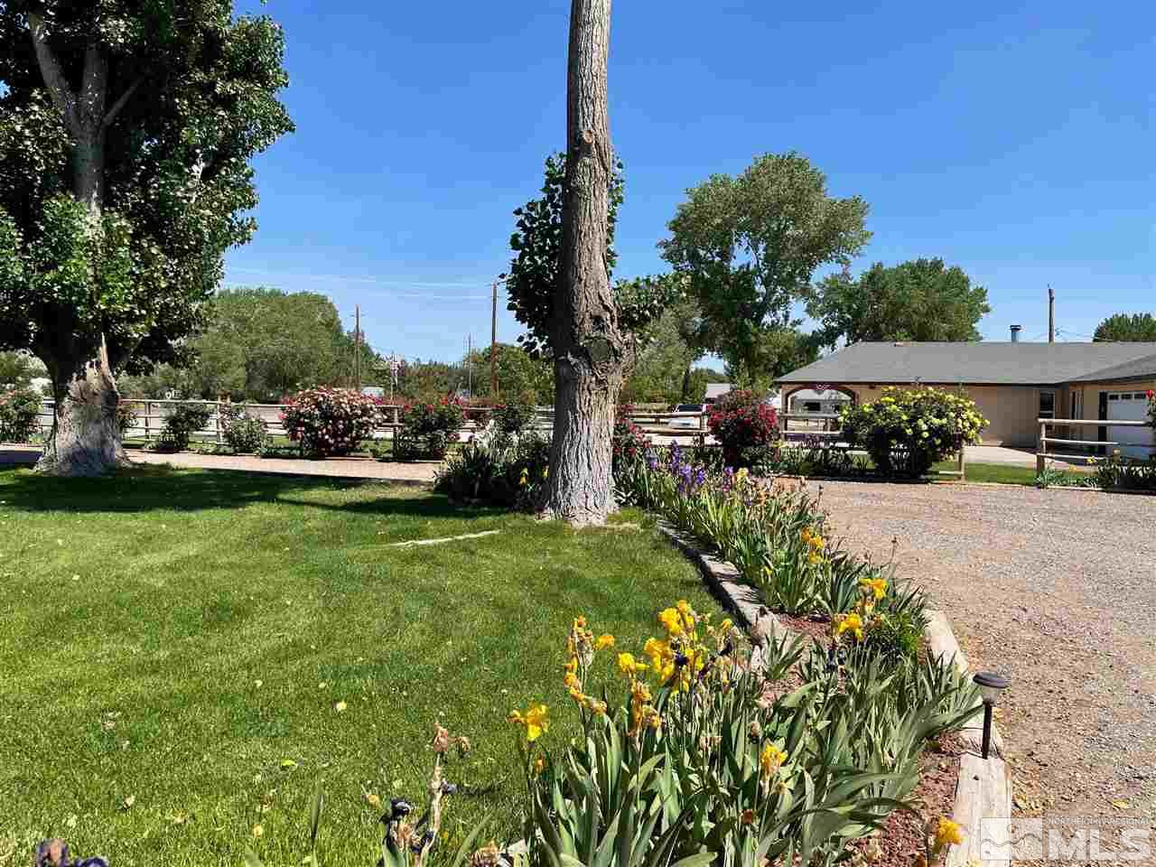 814 McLean Road Fallon, NV 89406 - Photo 25 of 40 a front view of a house with garden