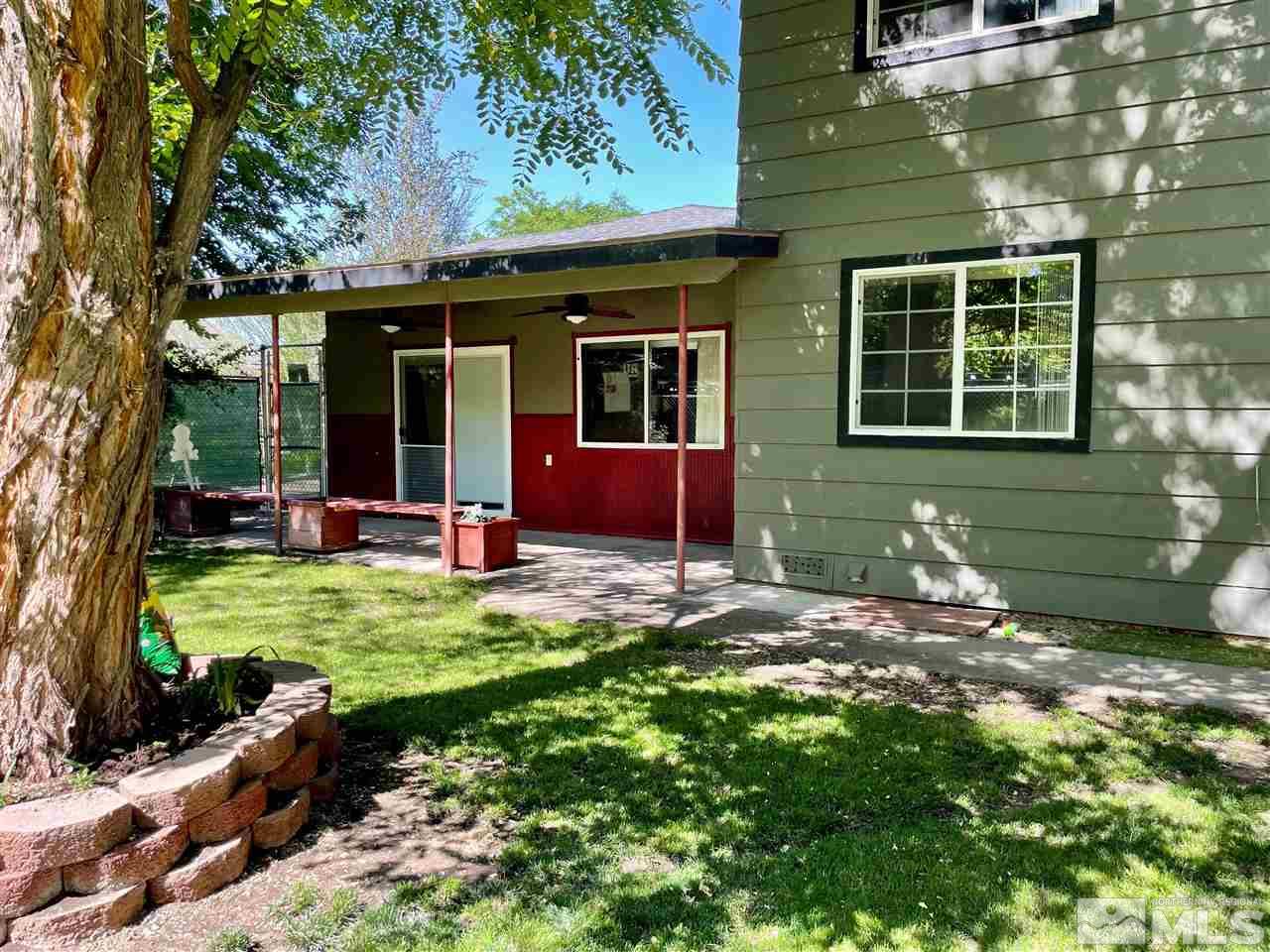 814 McLean Road Fallon, NV 89406 - Photo 40 of 40 a front view of a house with garden