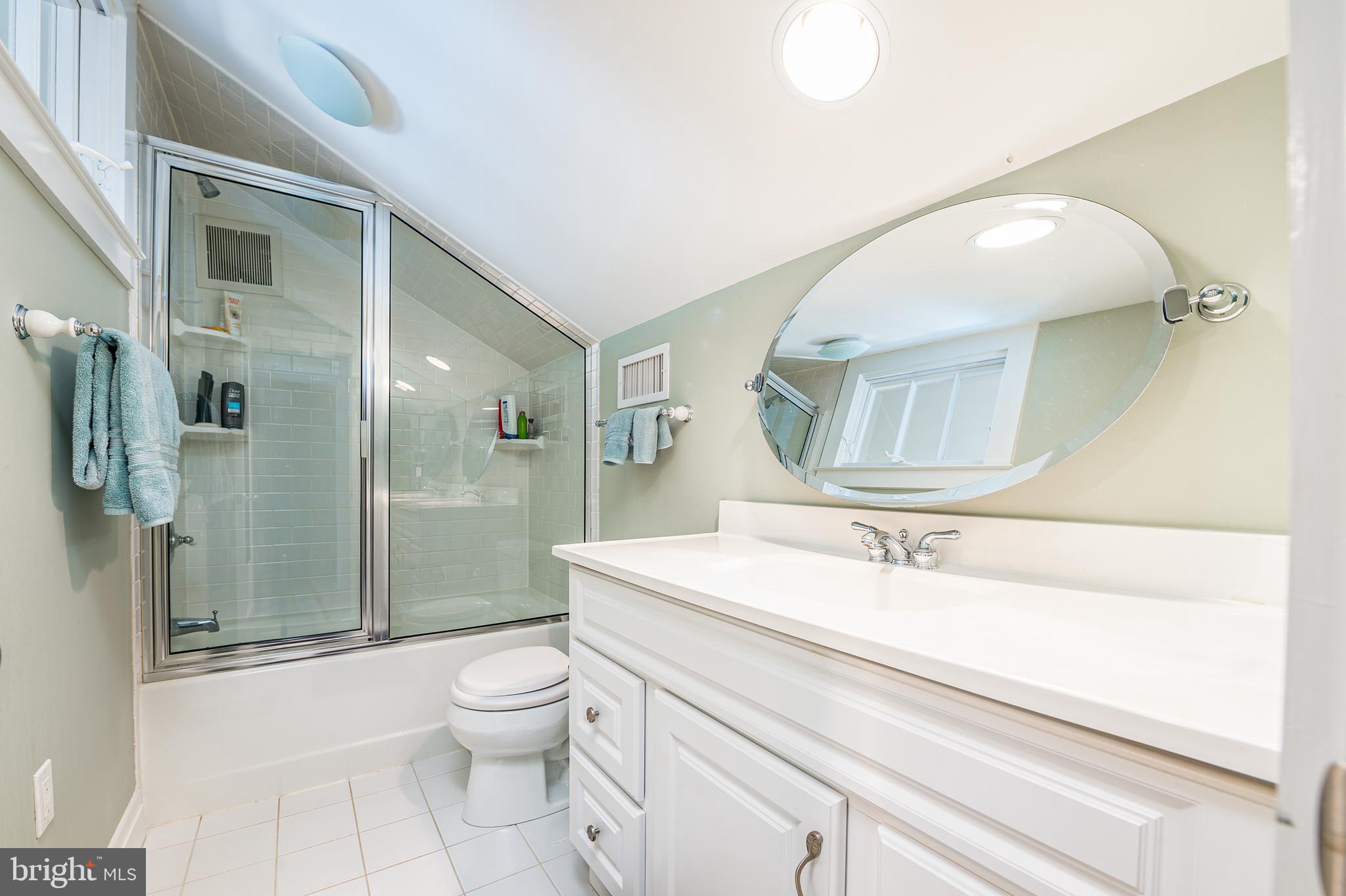 5809 Sherier Place Northwest Washington, DC 20016 - Photo 28 of 48 3rd floor full bathroom