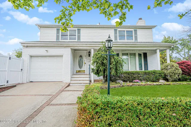 $1,285,000 | 284 Todt Hill Road | Todt Hill