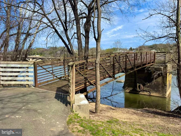 a front view of house with yard and garage