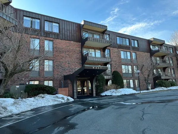 $2,300 | 1004 Paradise Road, Unit 1K, Swampscott, MA 01907