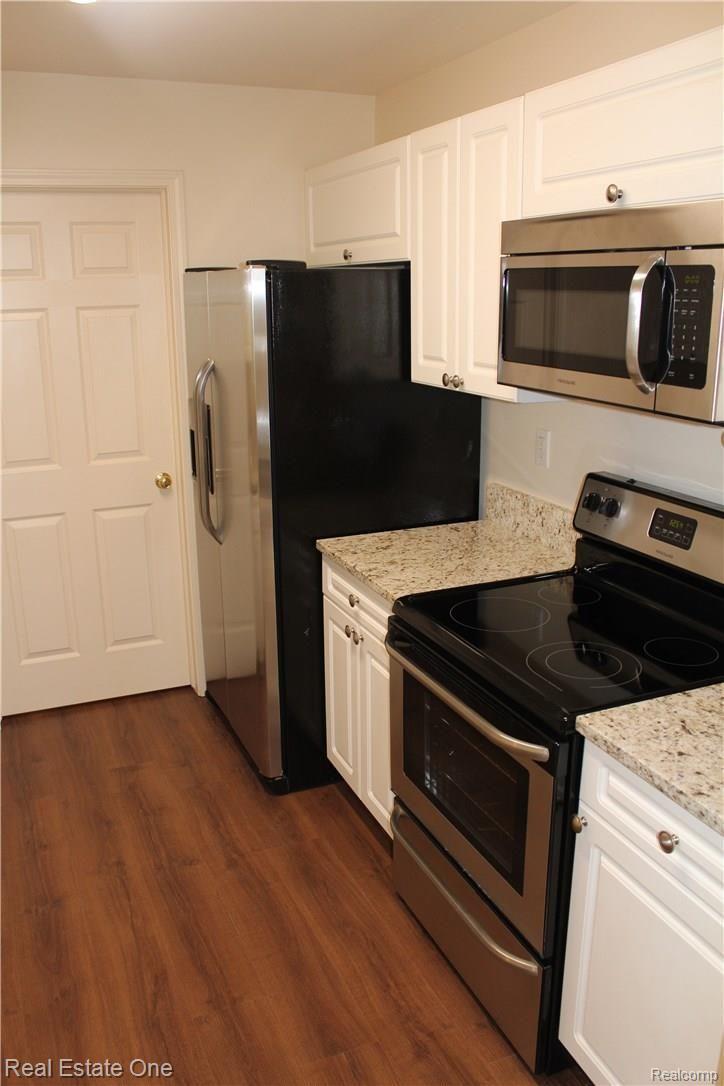 3512 Tremonte Cir Circle South, Unit 293 Rochester, MI 48306 - Photo 4 of 28 New stainless steel appliances