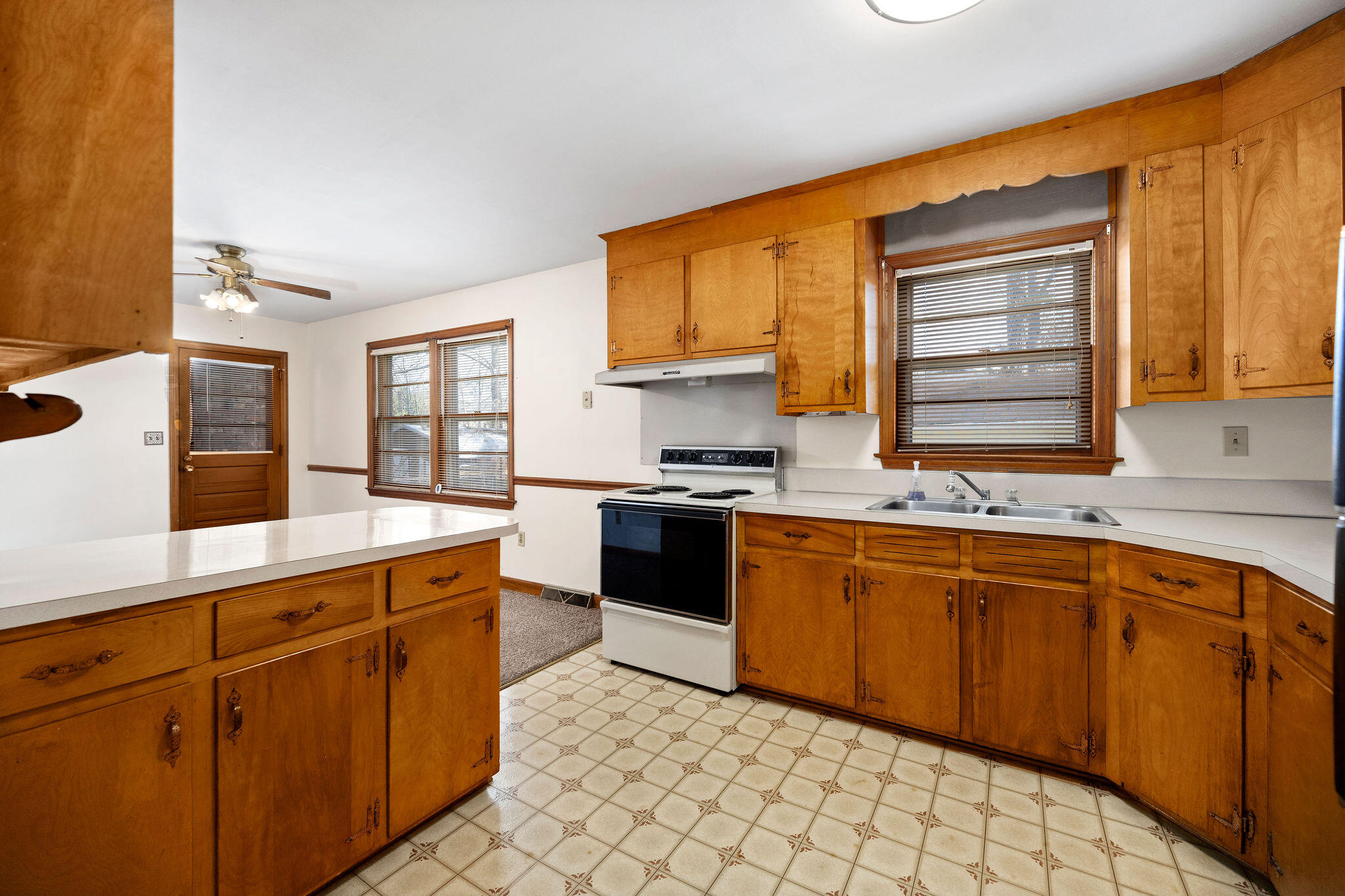 5880 North Rhett Avenue Hanahan, SC 29410 - Photo 12 of 22 Kitchen