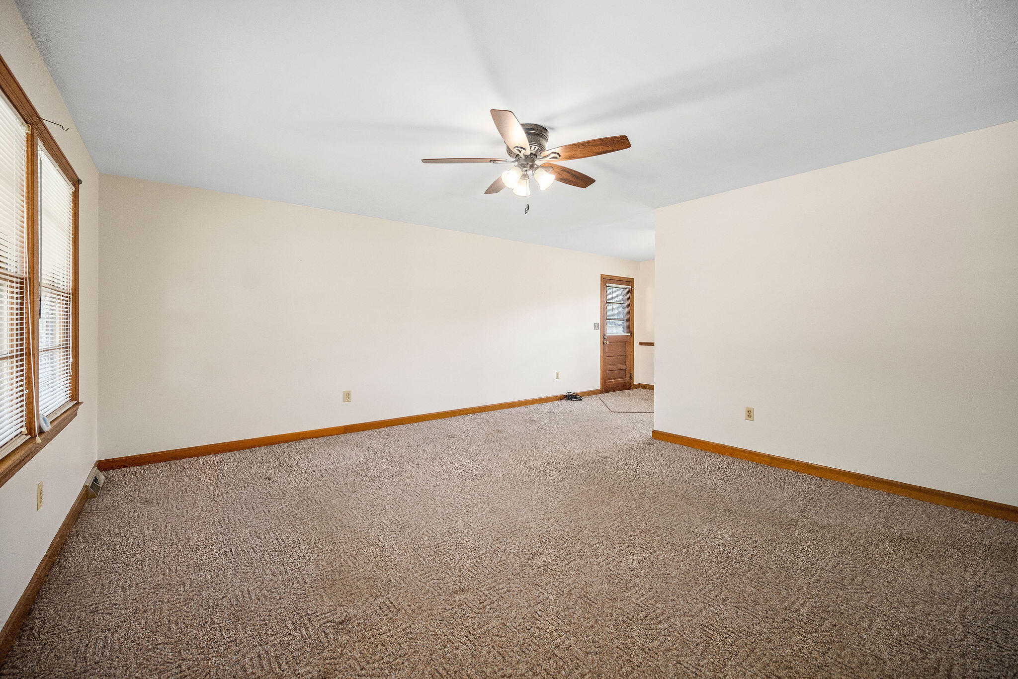 5880 North Rhett Avenue Hanahan, SC 29410 - Photo 7 of 22 Entry/Living Room