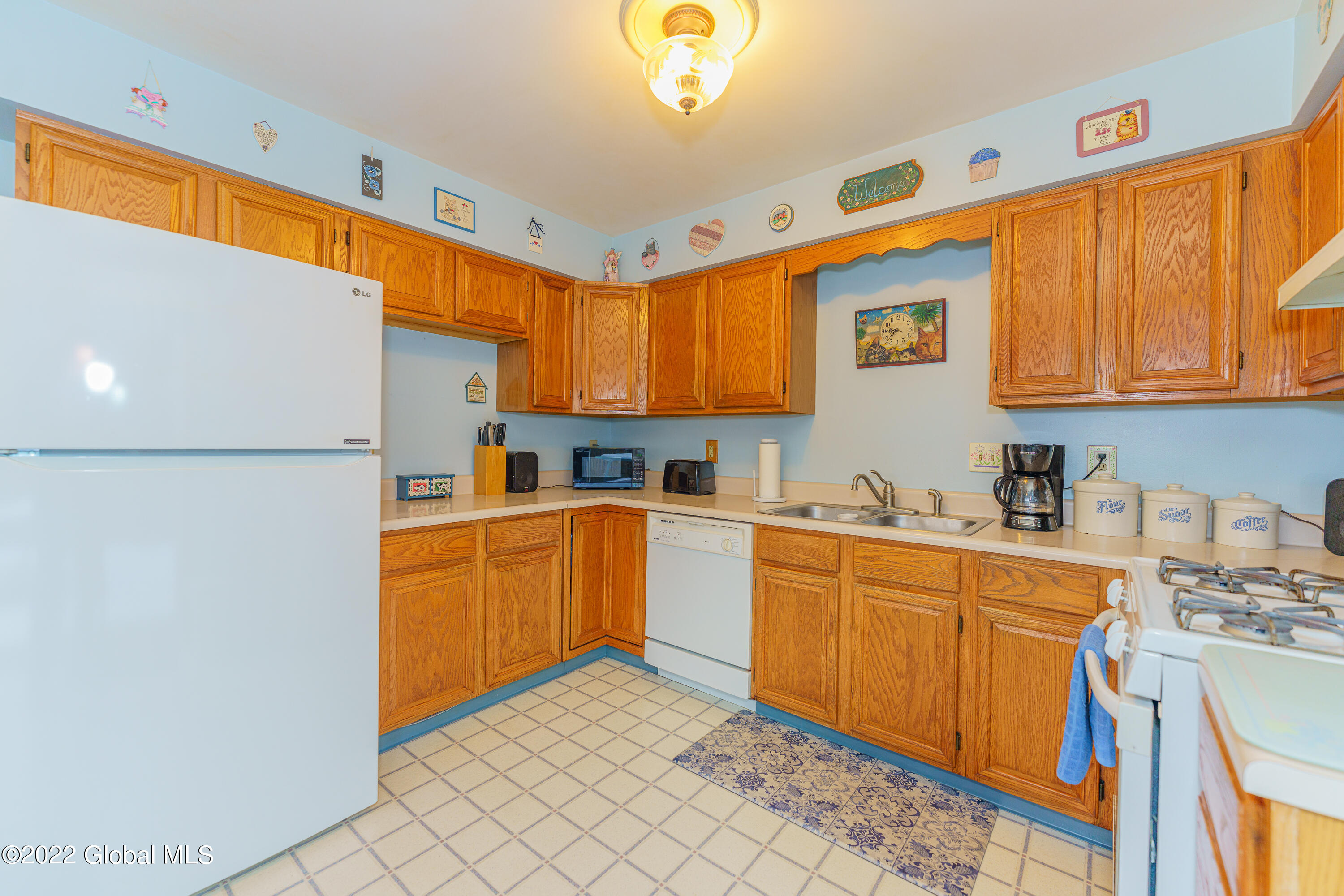 40 Dowling Road Colonie, NY 12205 - Photo 7 of 22 4 Kitchen 1