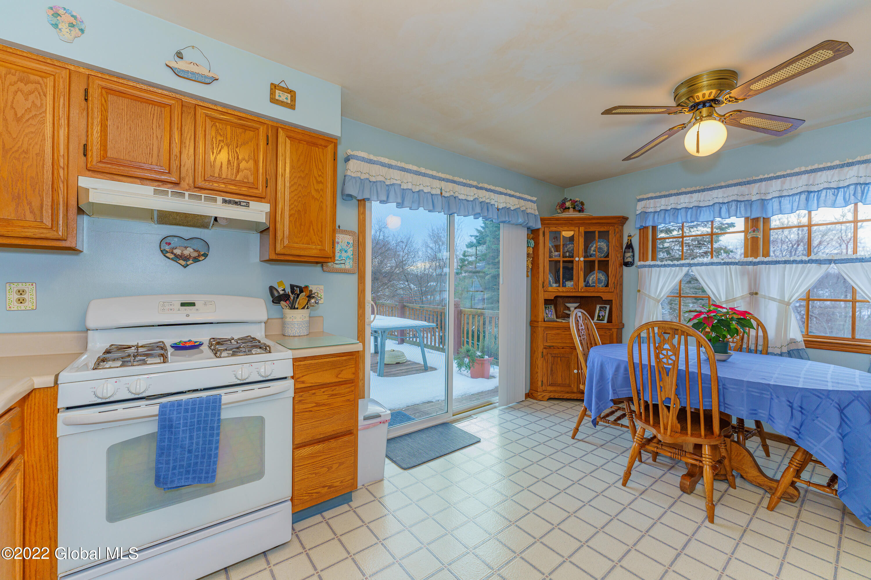 40 Dowling Road Colonie, NY 12205 - Photo 8 of 22 4 Kitchen 3