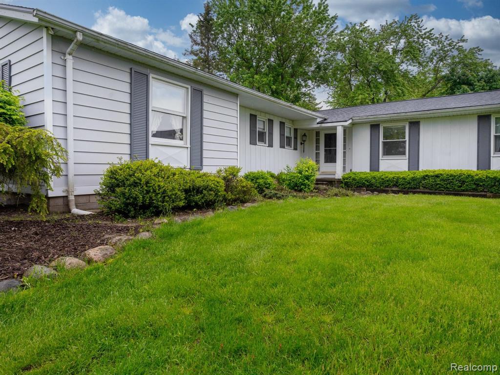 8320 Allen Road Fenton, MI 48430 - Photo 3 of 66