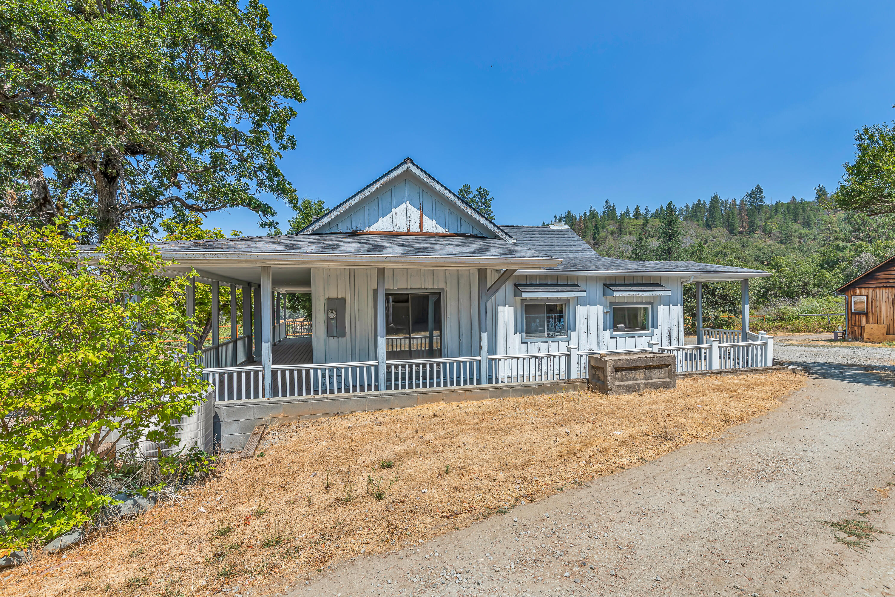 4876 Kane Creek Road Central Point, OR 97502 - Photo 5 of 28 9R9A2764