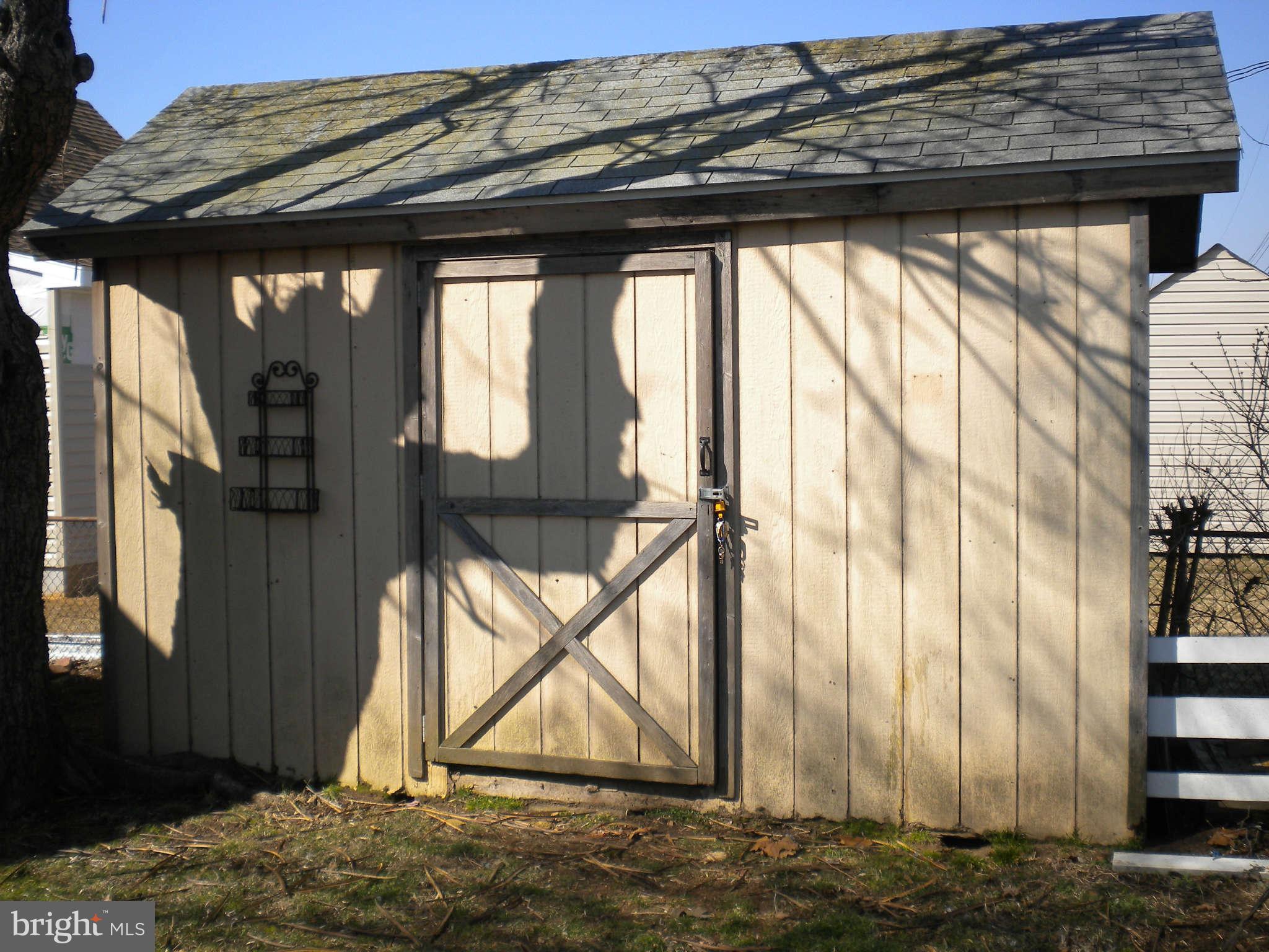 21 Clipper Road Baltimore, MD 21221 - Photo 14 of 22 Storage Shed - Large flat fenced yard