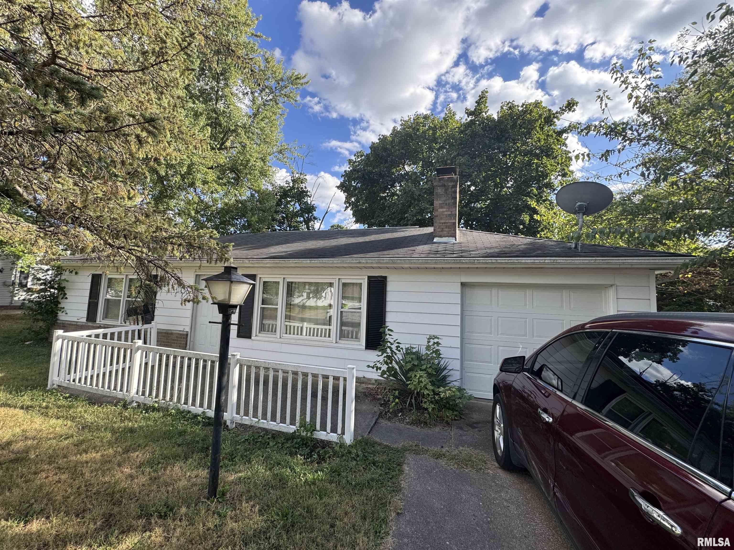 2214 West Arrowhead Lane Peoria, IL 61604 - Photo 1 of 3