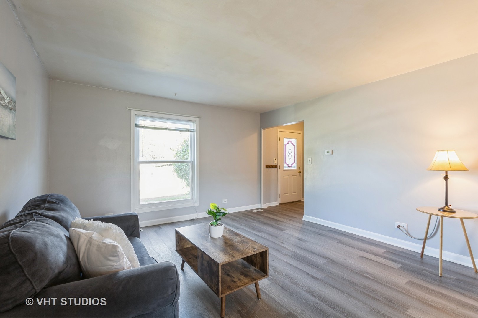 3256 Gresham Lane East Aurora, IL 60504 - Photo 2 of 14 a living room with furniture and a lamp