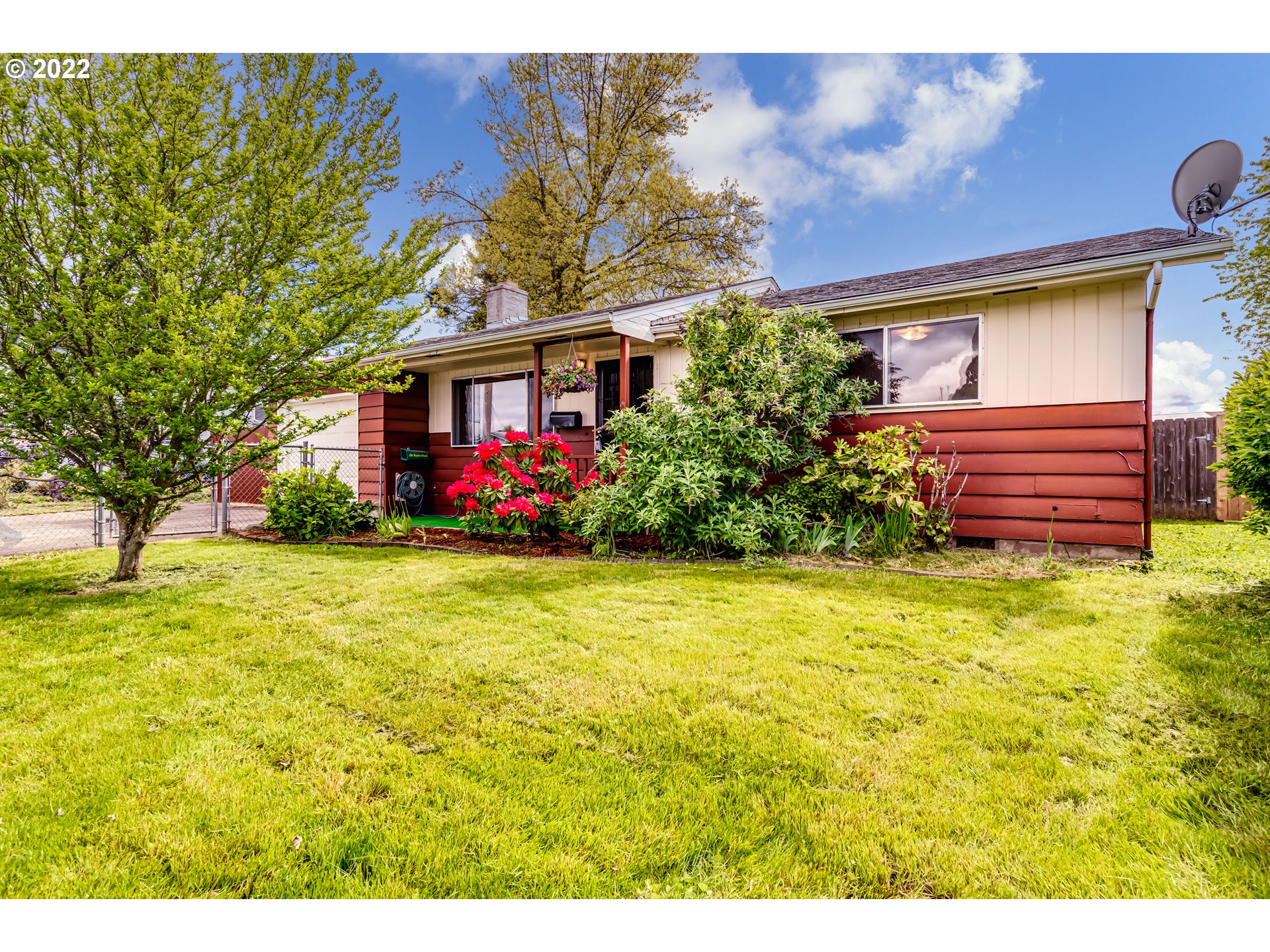 305 37th Street Springfield, OR 97478 - Photo 1 of 18 a front view of house with yard