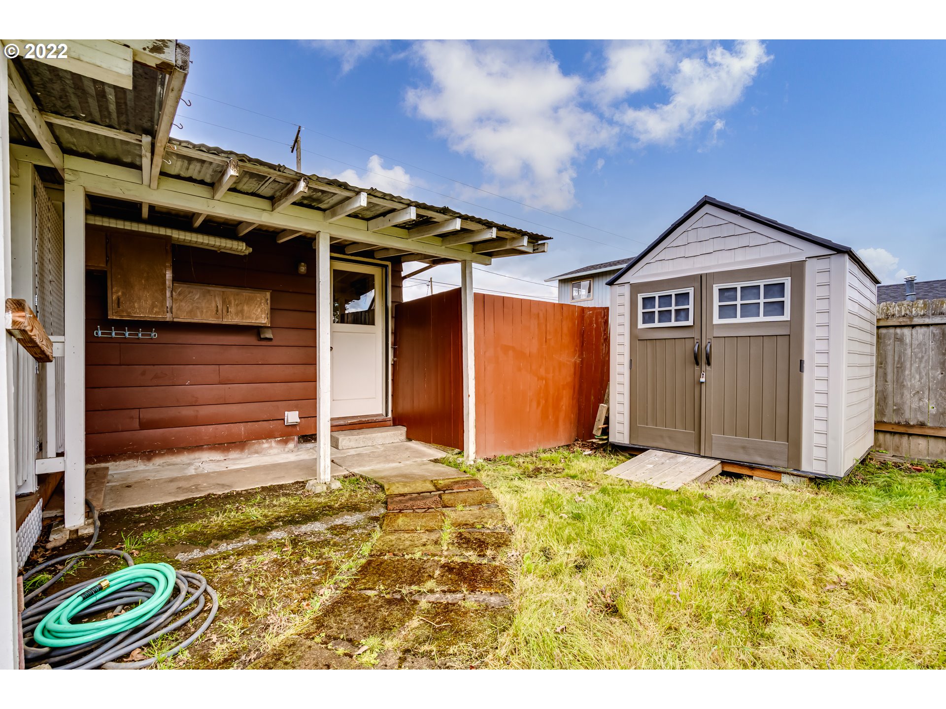 305 37th Street Springfield, OR 97478 - Photo 17 of 18 a view of a backyard of the house