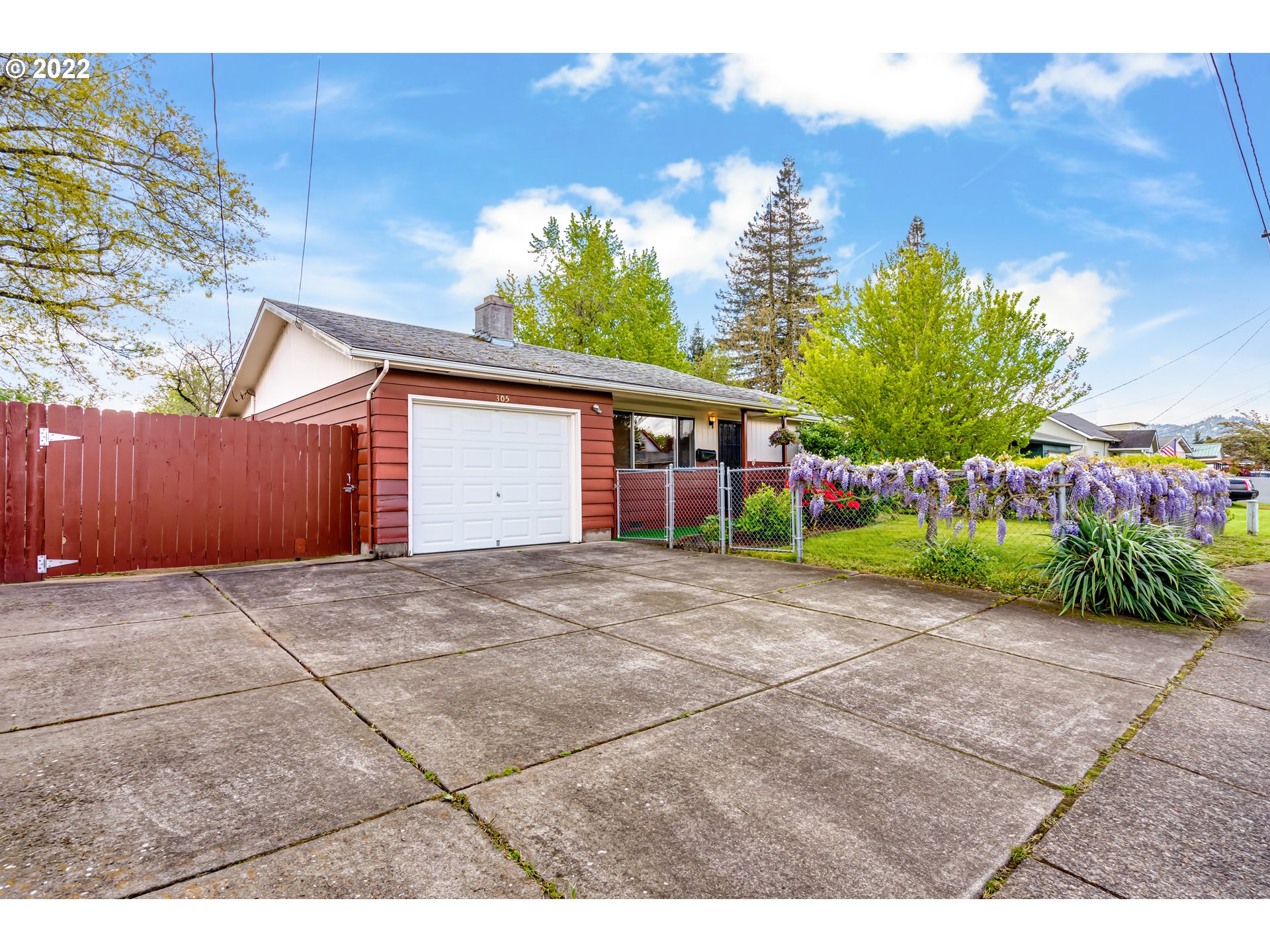 305 37th Street Springfield, OR 97478 - Photo 2 of 18 a front view of a house with entryway