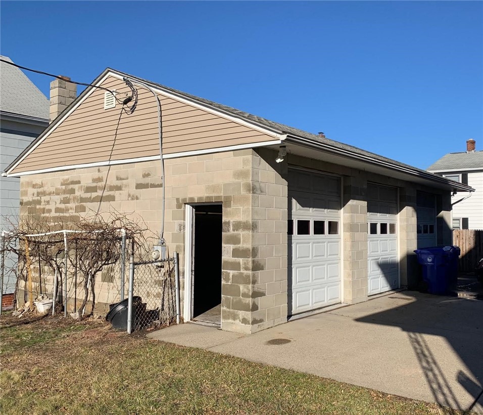 38 Lawrence Street Pawtucket, RI 02860 - Photo 3 of 39