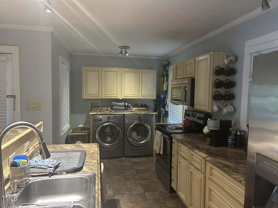 1608 Sulgrave Road Greenville, NC 27858 - Photo 15 of 31 a utility room with sink dryer and washer