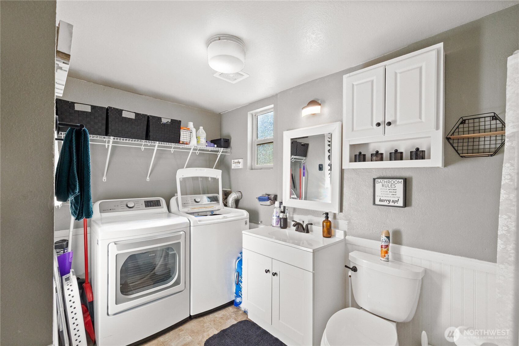 206 South Baker Street Mount Vernon, WA 98273 - Photo 17 of 31 a utility room with dryer and washer