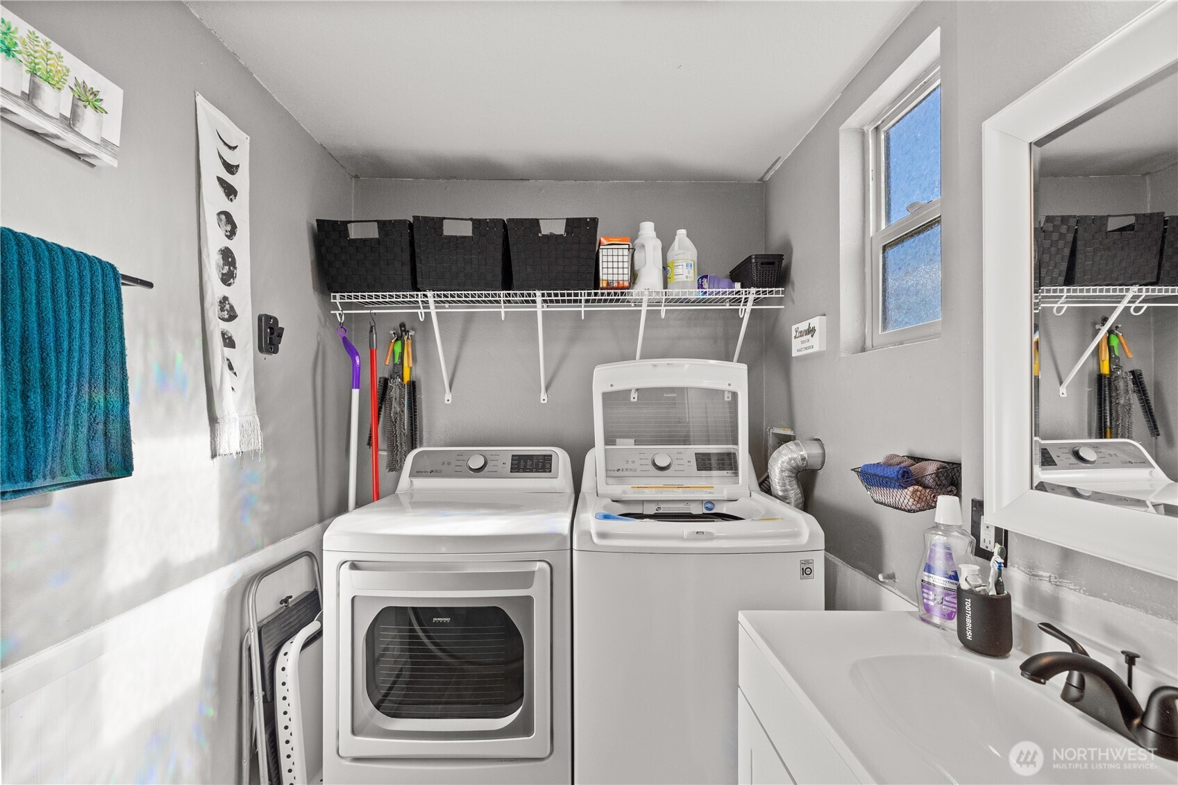 206 South Baker Street Mount Vernon, WA 98273 - Photo 18 of 31 a utility room with dryer and washer