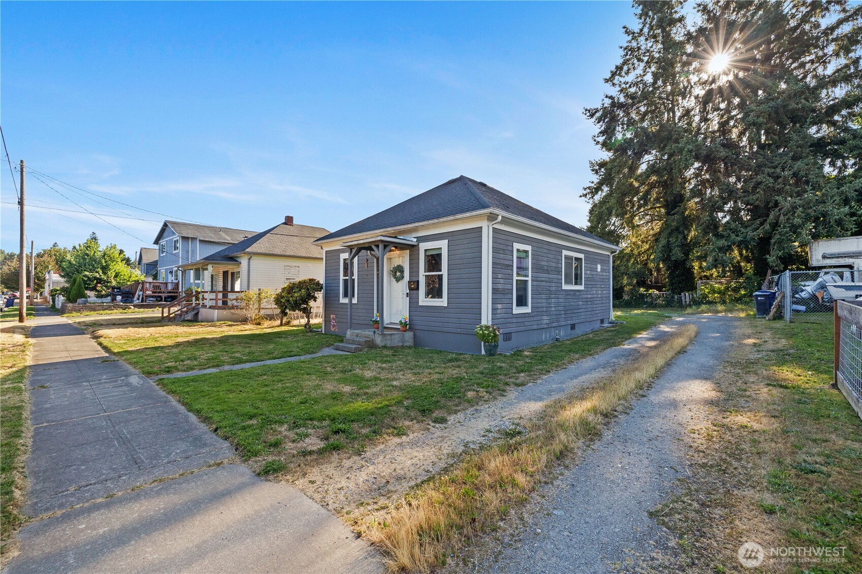 206 South Baker Street Mount Vernon, WA 98273 - Photo 27 of 31 a front view of a house with a yard