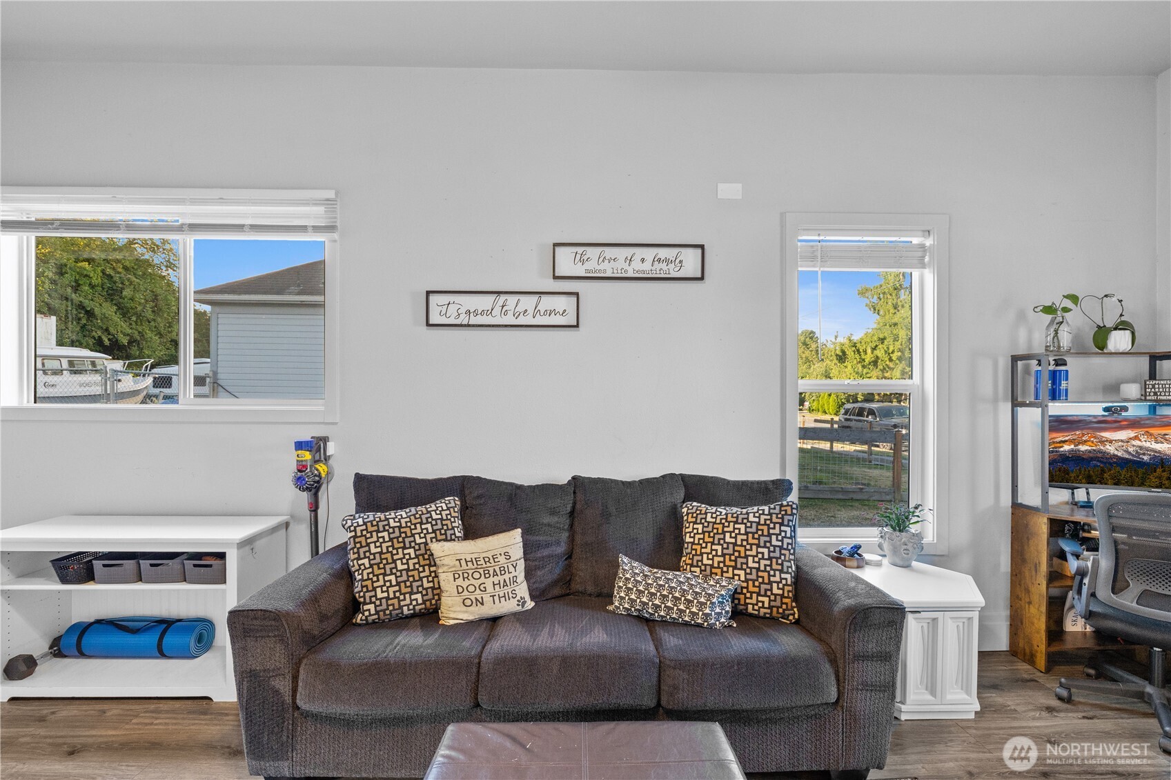 206 South Baker Street Mount Vernon, WA 98273 - Photo 7 of 31 a living room with furniture and a window