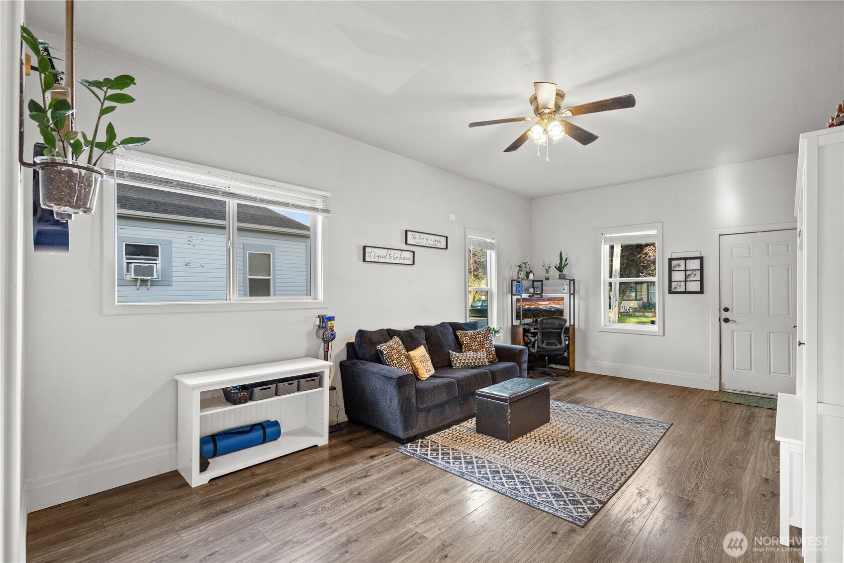 206 South Baker Street Mount Vernon, WA 98273 - Photo 8 of 31 a living room with furniture and wooden floor