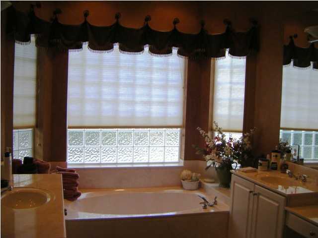 2913 Pine Valley Road Miramar Beach, FL 32550 - Photo 13 of 24 a bath tub sitting next to a window