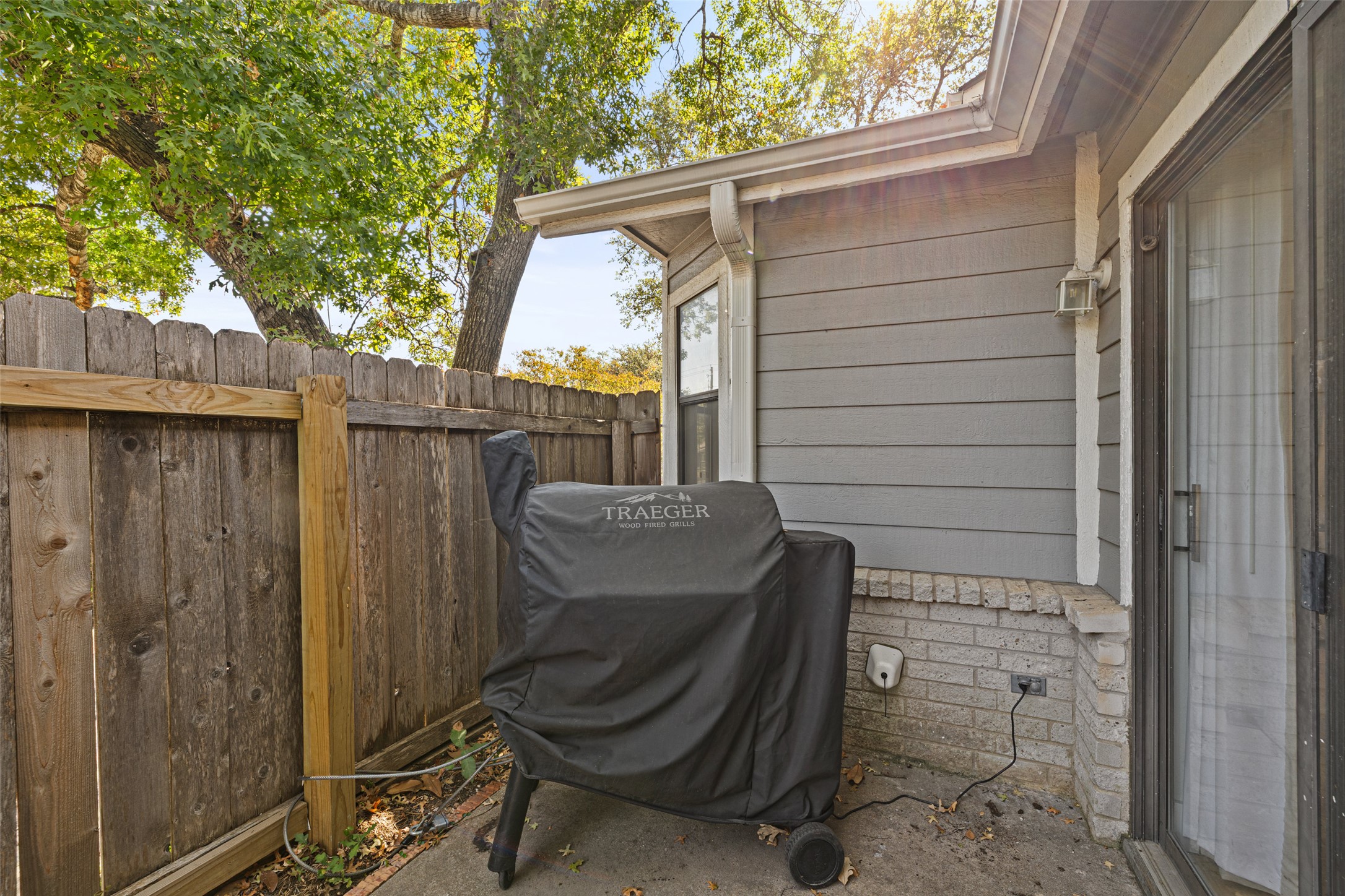 2001 Parker Lane, Unit 101 Austin, TX 78741 - Photo 24 of 33 a view of a chair in the balcony