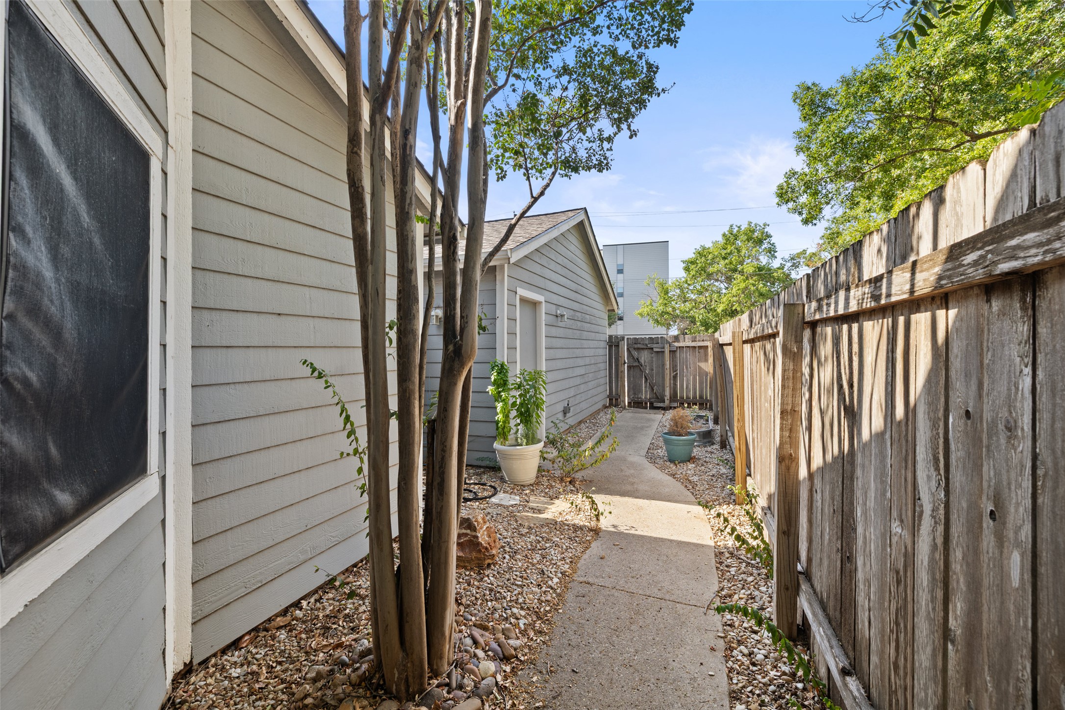 2001 Parker Lane, Unit 101 Austin, TX 78741 - Photo 25 of 33 a view of a corridor