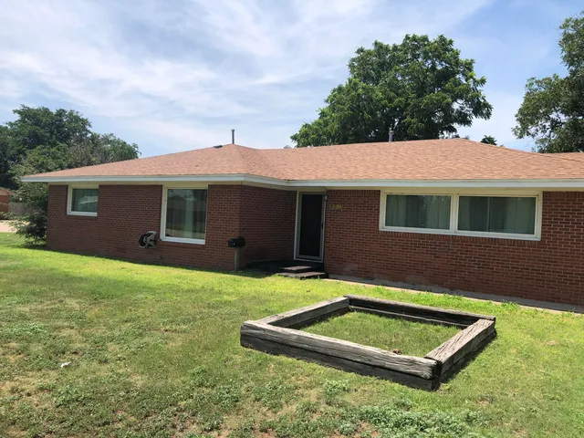 a view of a house with a backyard