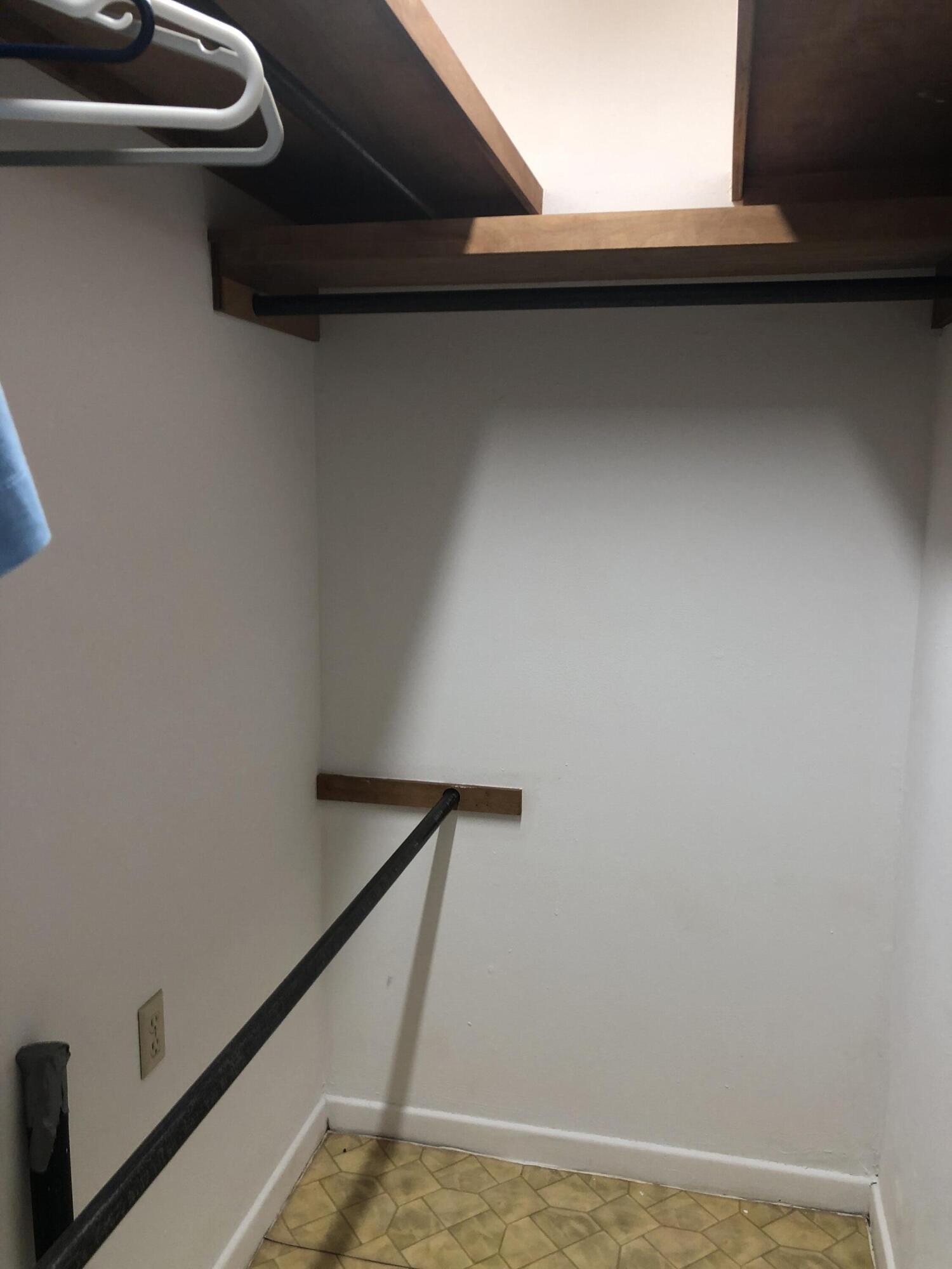 804 South Broadway Plainview, TX 79072 - Photo 26 of 46 a view of entryway with window