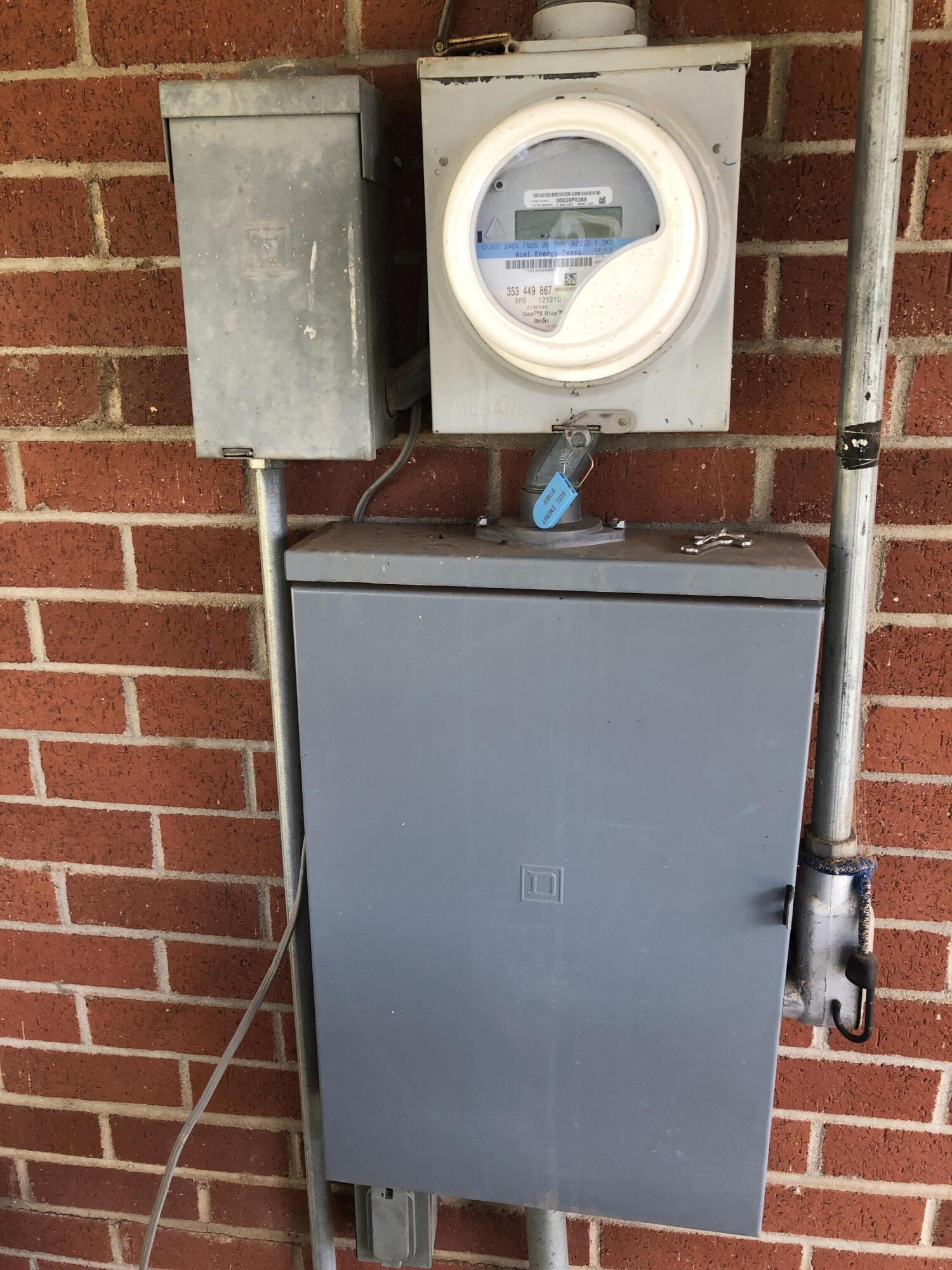 804 South Broadway Plainview, TX 79072 - Photo 30 of 46 a view of a door and a window