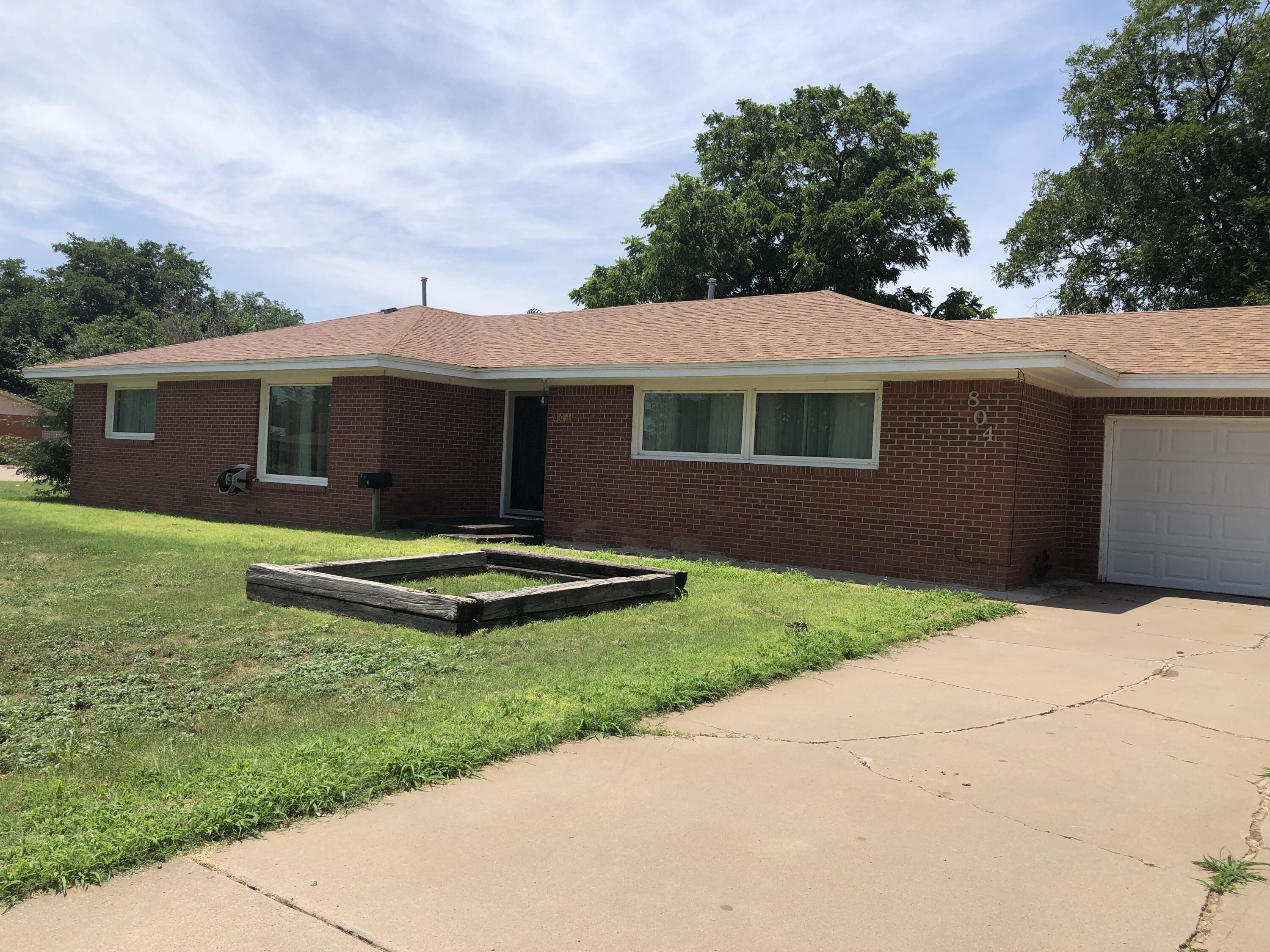 804 South Broadway Plainview, TX 79072 - Photo 3 of 46 a view of a house with backyard and garden
