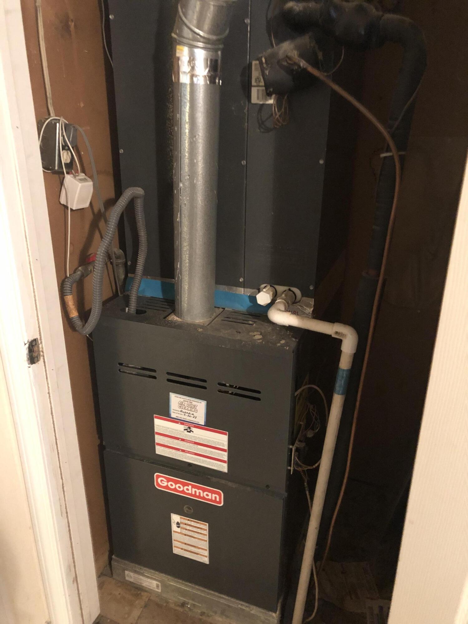 804 South Broadway Plainview, TX 79072 - Photo 35 of 46 a close up of a mirror