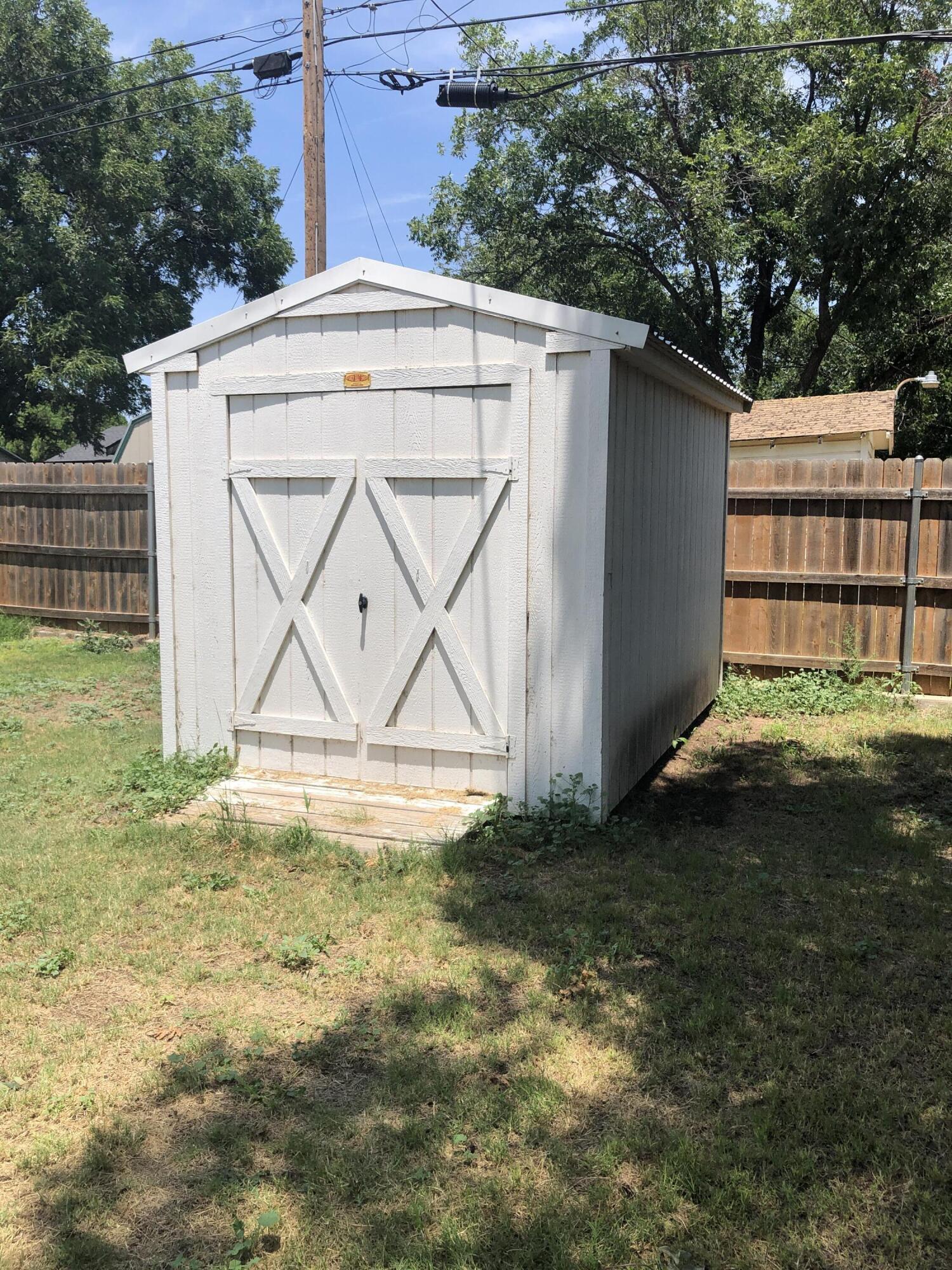 804 South Broadway Plainview, TX 79072 - Photo 45 of 46 a backyard of a house with lots of green space