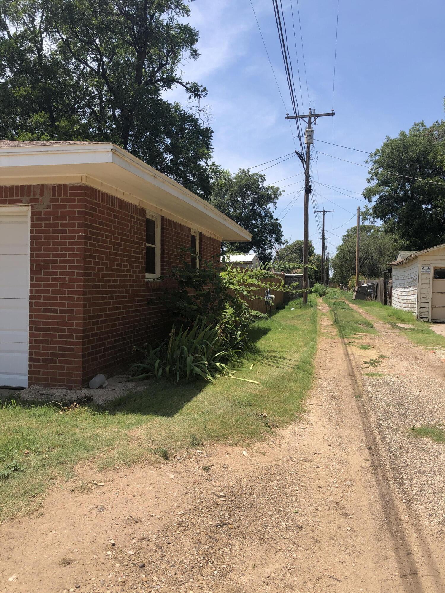 804 South Broadway Plainview, TX 79072 - Photo 5 of 46 a backyard of a house with plants and tree