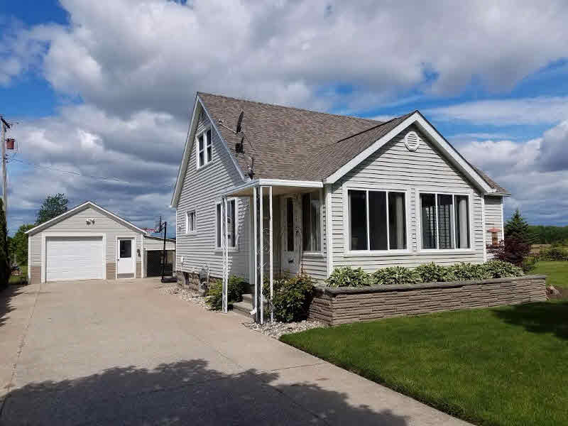 960 South Nine Mile Road Kawkawlin, MI 48631 - Photo 1 of 16
