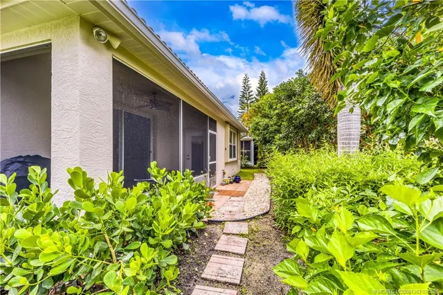 $475,000 | 583 Northwest Cherry Oak Drive, Jensen Beach, FL 34957