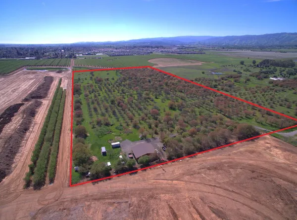 a view of a pathway with a yard