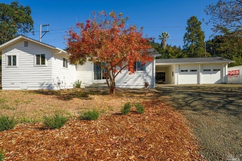 a view of a yard with a house
