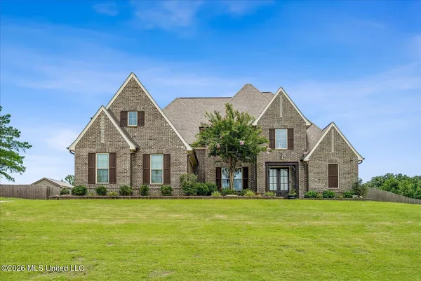 $560,000 | 3941 Summer Pointe Drive, Olive Branch, MS 38654