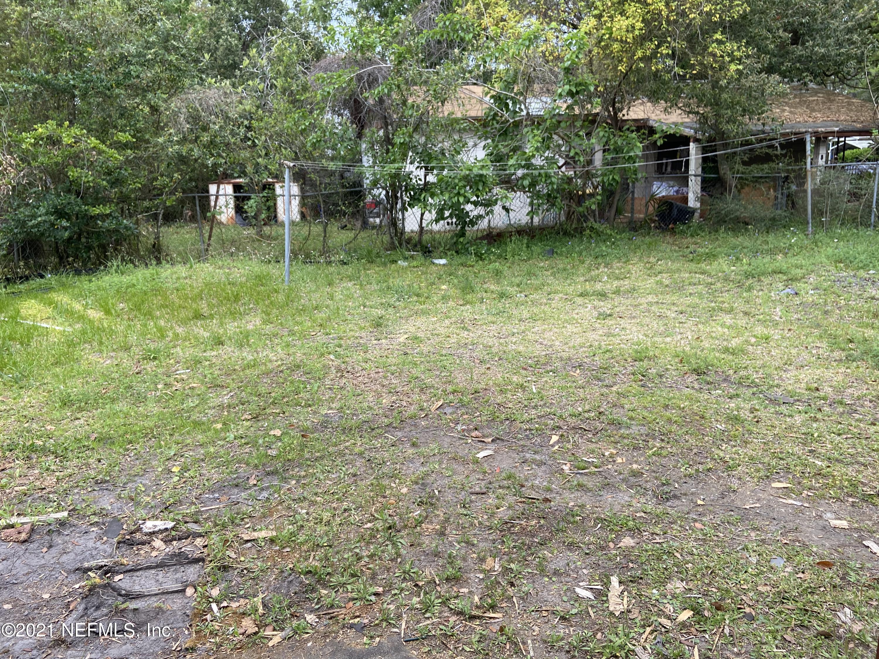 3716 Stuart Street Jacksonville, FL 32209 - Photo 2 of 13 a backyard of a house with lots of green space