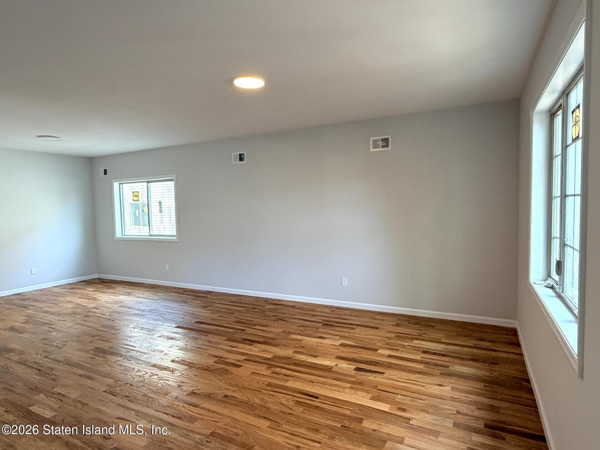 487 Woodrow Road Staten Island, NY 10312 - Photo 2 of 21 455fd181-c218-47d3-acf8-24d2db7e7833