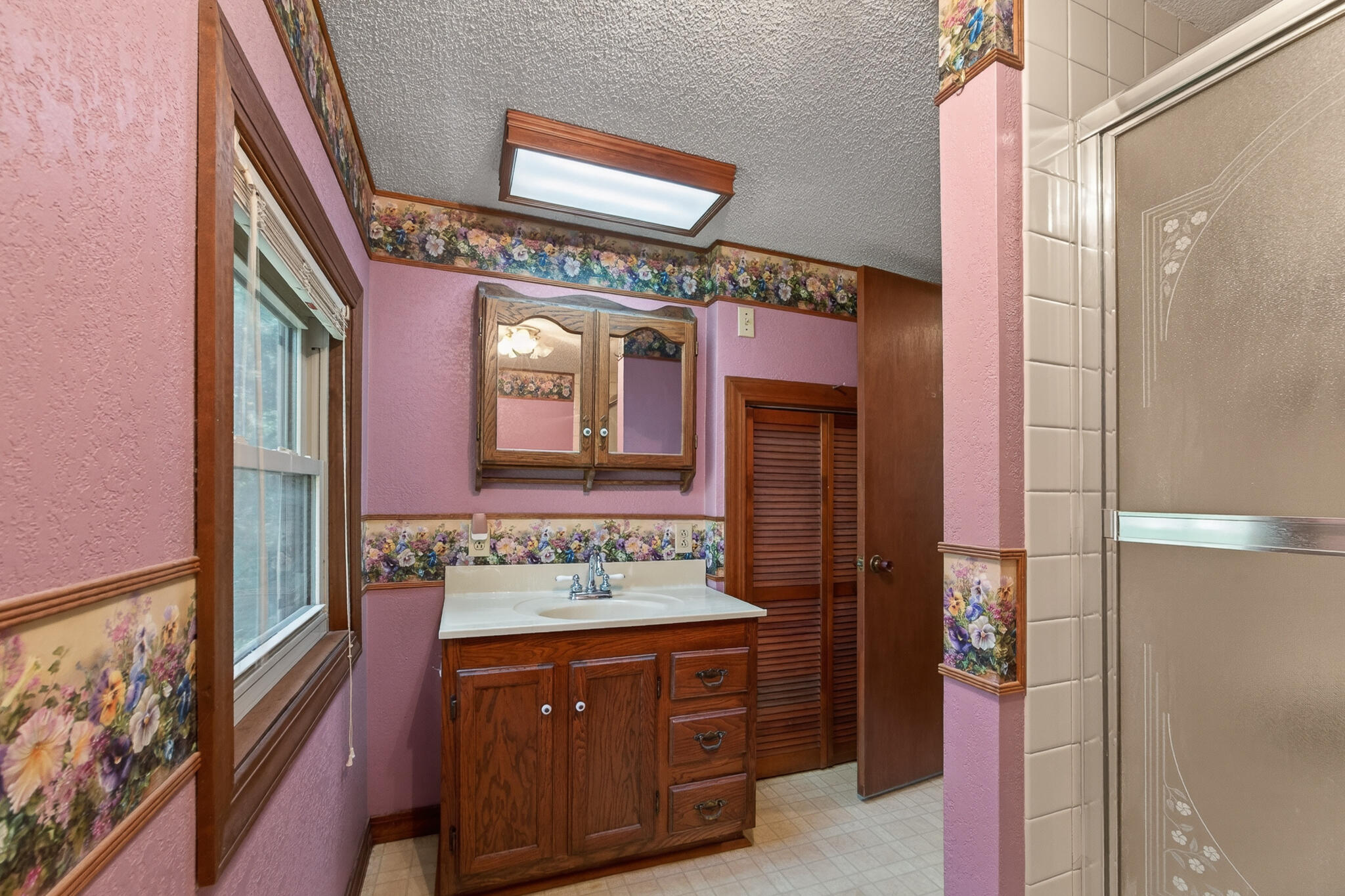 537 West Talmage Street Springfield, MO 65803 - Photo 39 of 72 Upstairs bath