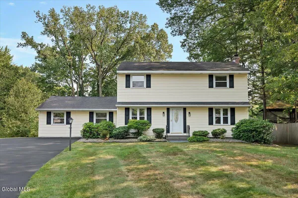 $429,900 | 3 Leslie Court, Halfmoon, NY 12065