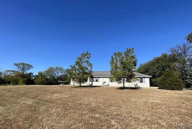 $200,000 | 15225 Old State Road, Carlyle, IL 62231