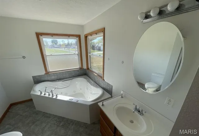 $200,000 | 15225 Old State Road, Carlyle, IL 62231