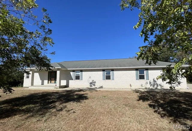 $200,000 | 15225 Old State Road, Carlyle, IL 62231