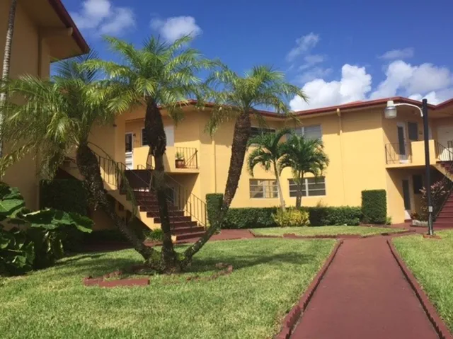 a view of a back yard